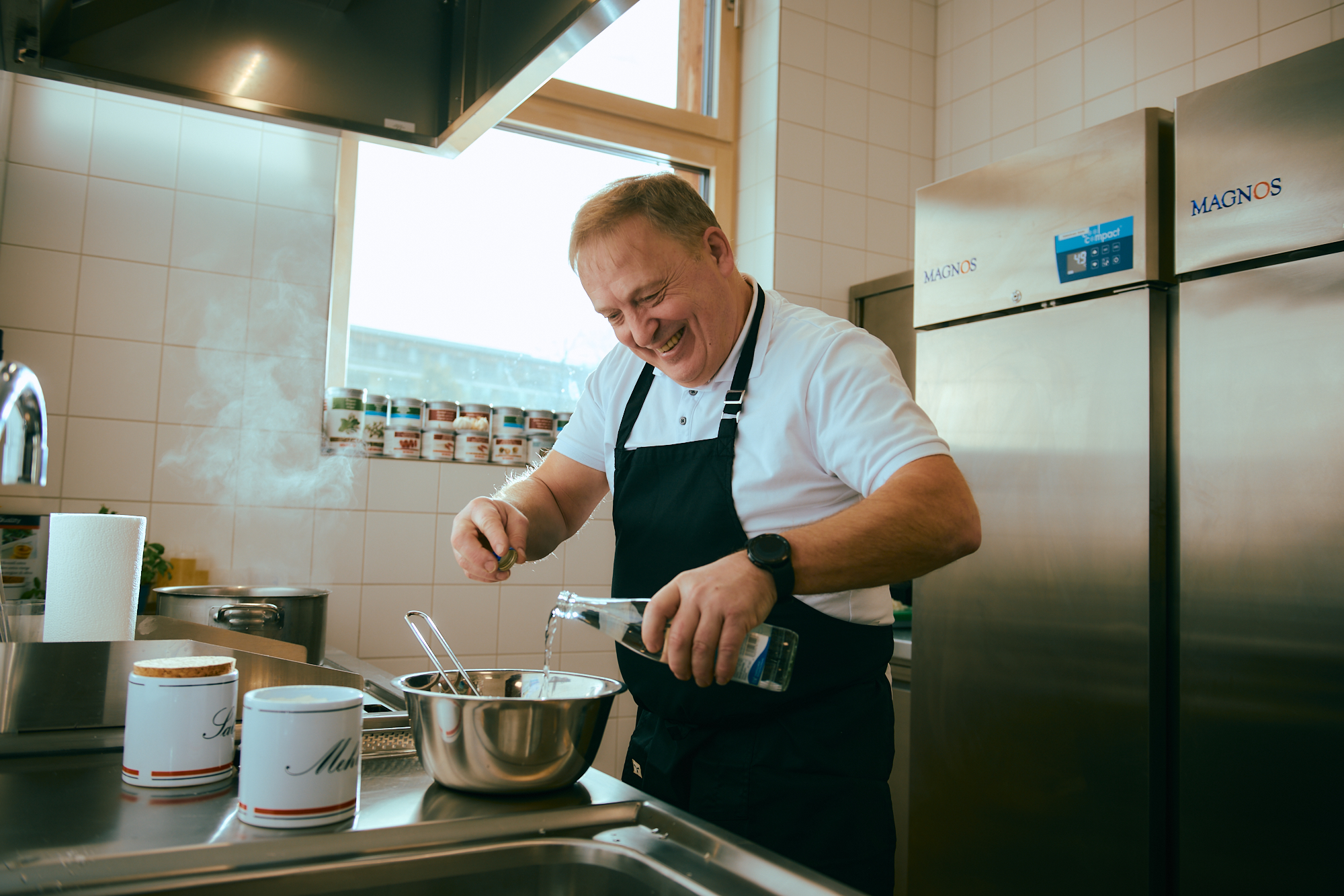 A képen a BistroErneuerBar konyhája látható.