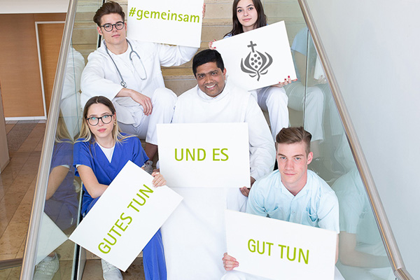 Ordensbruder mit Mitarbeitern