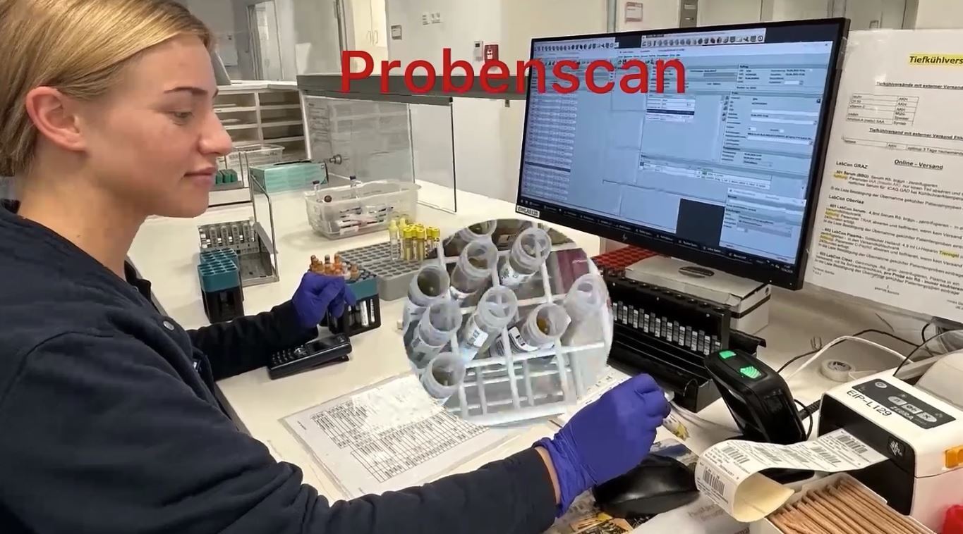 Eine Kollegin bei der Durchführung eines Probenscans.