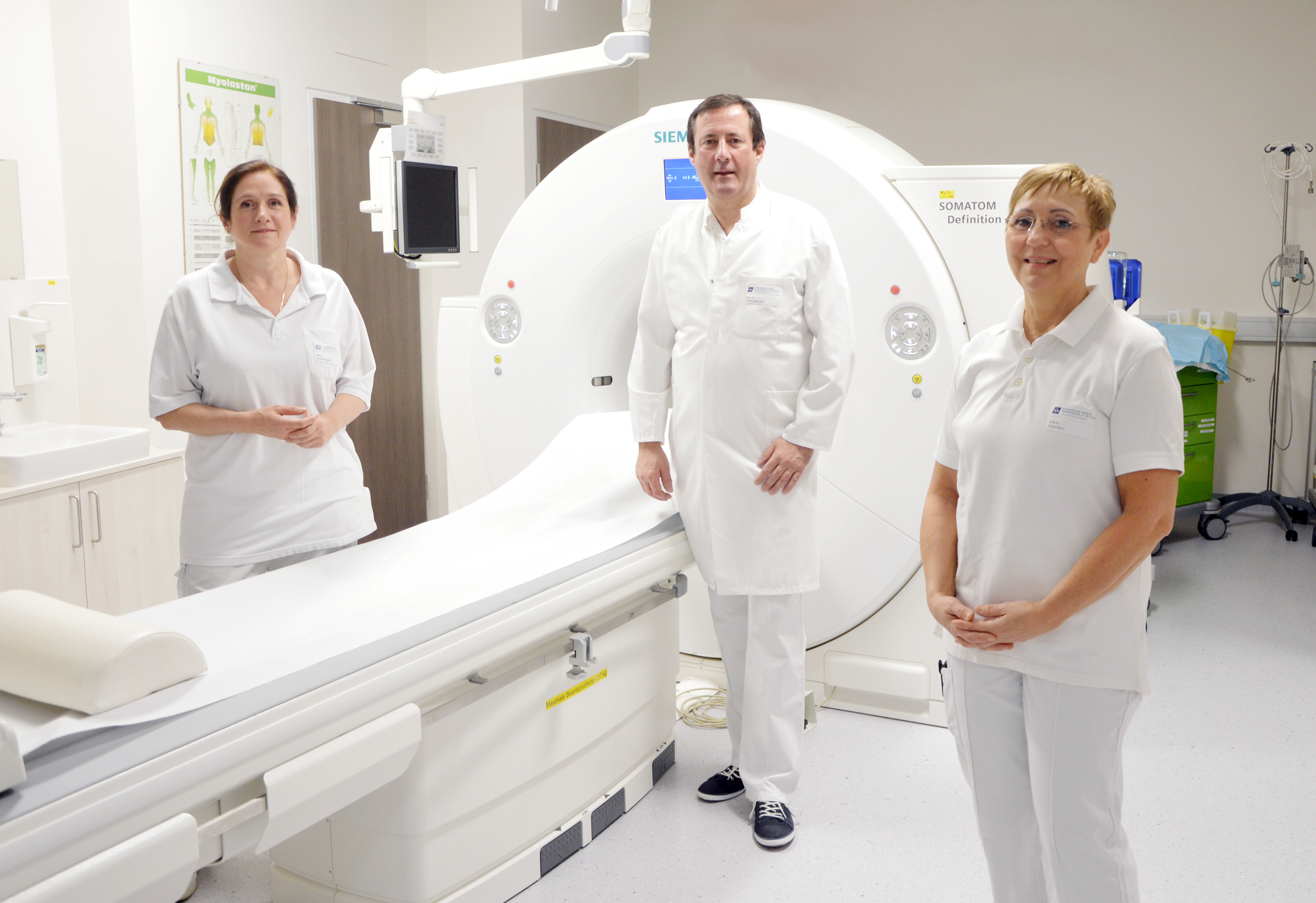 Radiologie-Team / Barmherzige Brüder Vom Netzwerk der radiologischen SpezialistInnen rund um EOÄ Dr. Cornelia Kolig-Nöth, Institutsvorstand Prim. Dr. Heinz Lackner, MSc und EOÄ Dr. Elvira Bajzat (rechts) profitieren die PatientInnen im Krankenhaus der Barmherzigen Brüder St. Veit und im
