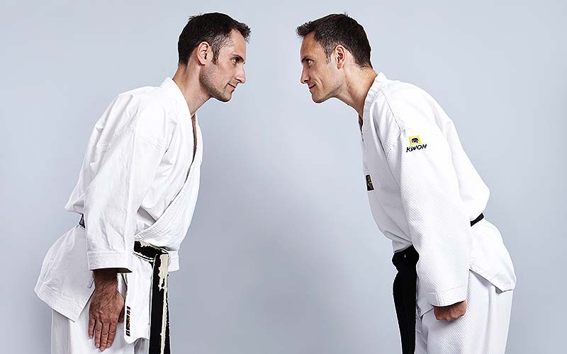 Das Bild zeigt zwei Judoka bei der Begrüßung. Dieses Bild symbolisiert den Ordenswert des Respekts.