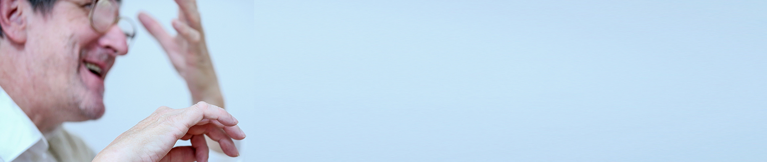 Ein Mann verwendet die Gebärdensprache 