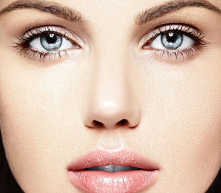 Man sieht die Nahaufnahme des Gesichts einer Frau