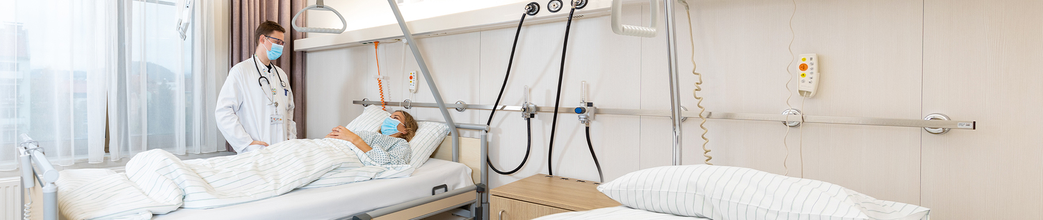 Arzt mit Patientin im Zimmer