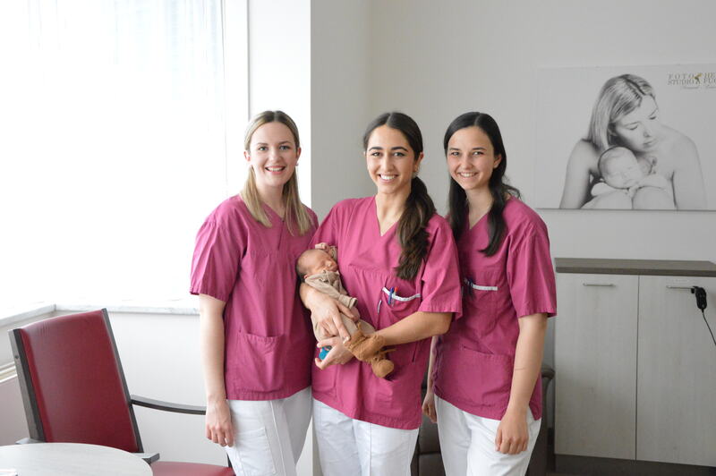 Die Zukunft der Geburtshilfe in guten Händen v.l.n.r.:: Bettina Steinwender Hannah Ebner und Hanna Sie bringen frischen Wind und neue Perspektiven in die Geburtshilfe 