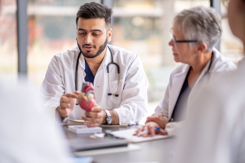 Das Bild zeigt zwei Personen bei einer ärztlichen Aus- und Weiterbildung