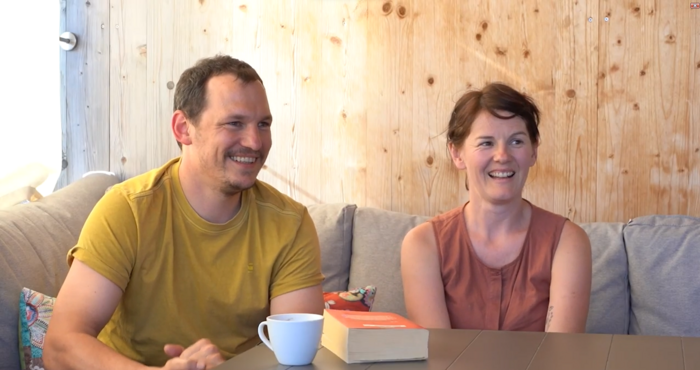 Das Bild zeigt Eltern (einen Mann und eine Frau) beim Interview.