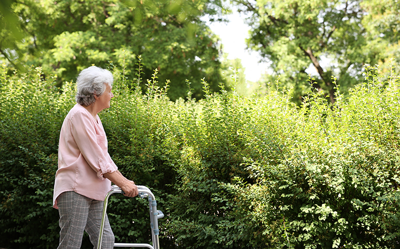 Bewohnerin geht durch den Park