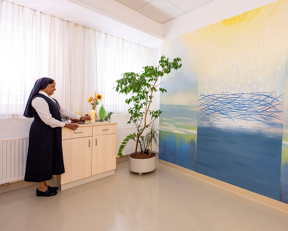 Zu sehen ist eine geistliche Schwester im Raum der Stille.