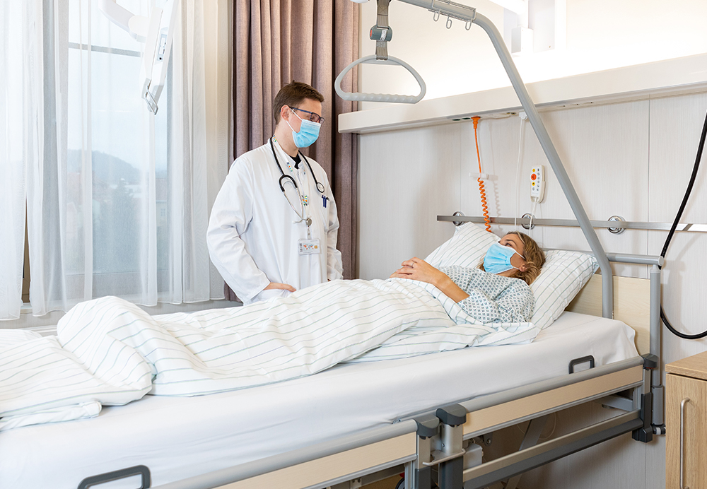 Arzt und Patientin im Zimmer