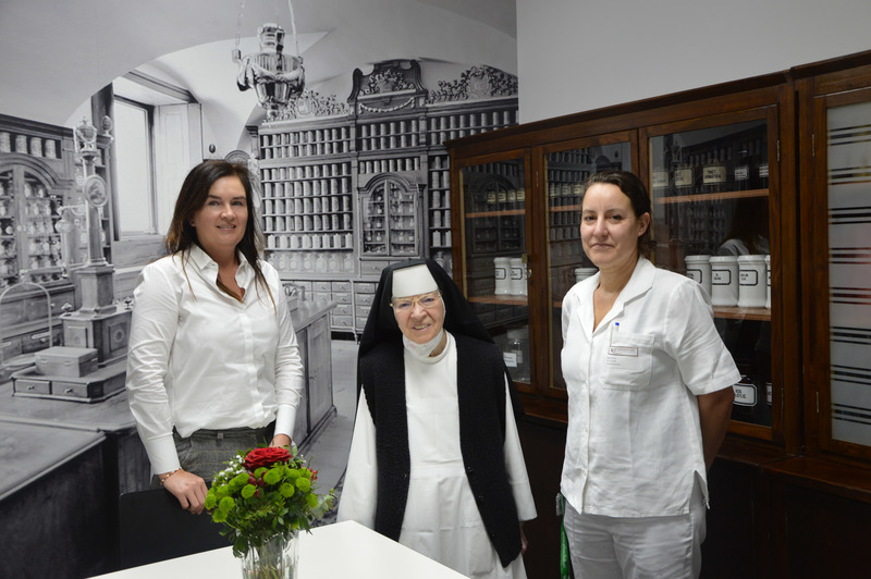 Besuch in der Apotheke / EKH KD Mag. Dr. Haber, Sr. Immaculata, Mag. Dr. Iris Wille