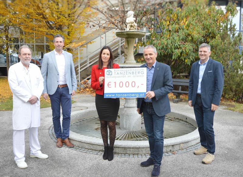 Charity-Aktion des BG Tanzenberg für den Förderkreis Onkologie St. Veit/Glan. v.l.n.r.: Wissenschaftlicher Beirat Prim. Dr. Franz Siebert, Kaufmännischer Direktor Mag. Manfred Kraßnitzer, Mag. Sigrid Weitensfelder, Förderkreis Obmann Meinhard Aicher