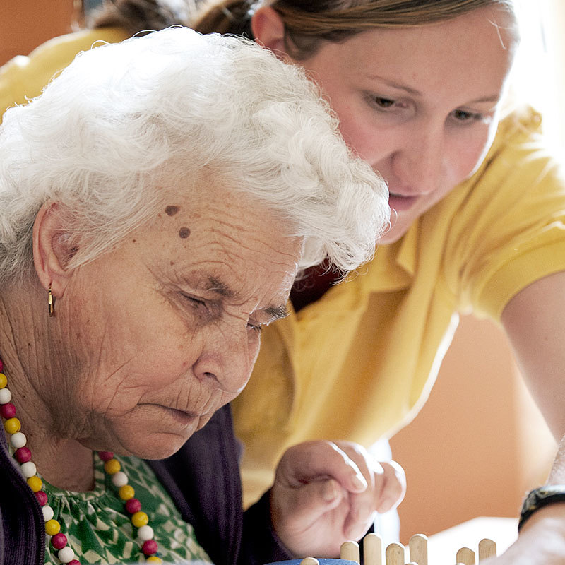 Das Bild zeigt eine Pädagogon bei der Betreuung einer Klientin.