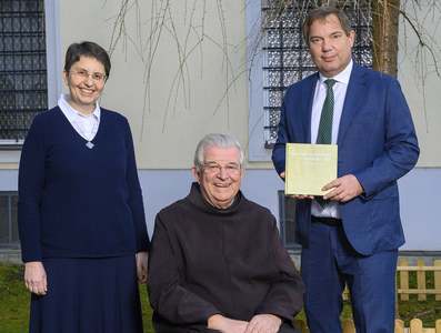 Am Bild Bild 1_ Sr Claudia Böckelsberger von der KH-Seelsorge, P. Prior Paulus Kohler und Dir. Mag. Michael Steiner, MAS (Gesamtleiter)