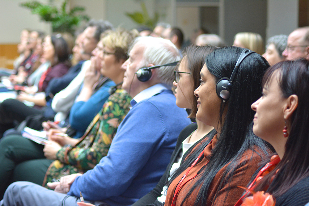 TeilnehmerInnen mit Kopfhörern für die Audiotranskription beim Fachkongress DEAF+