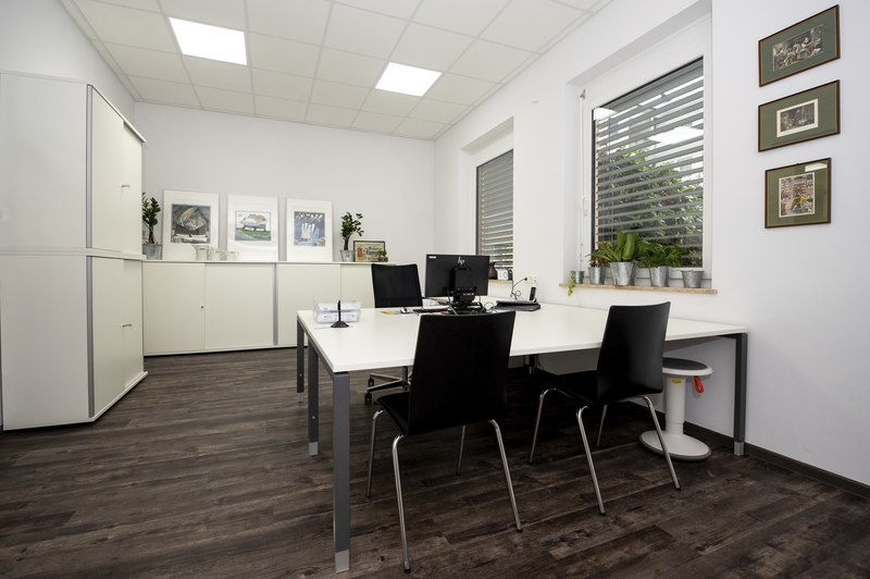 Anstaltsapotheke EKH Büro / (C) Thomas Hude, Thomas Hude 1.3.2023, Katja Kommt, Foto Thomas Hude, Krankenhaus der Elisabethinen Klagenfurt GmbH, Apotheke