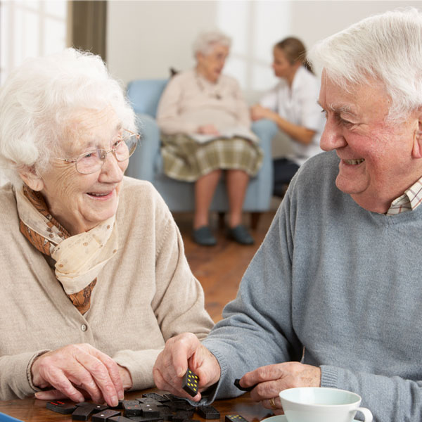Das Bild zeigt eine Seniorin und einen Senioren