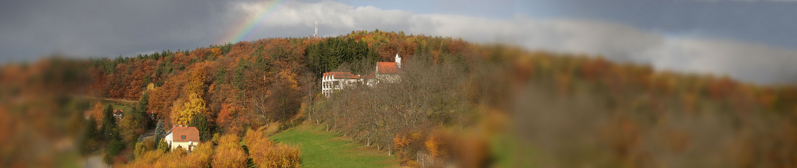 Das Bild zeigt eine Panoramaaufnahme mit dem Konvent