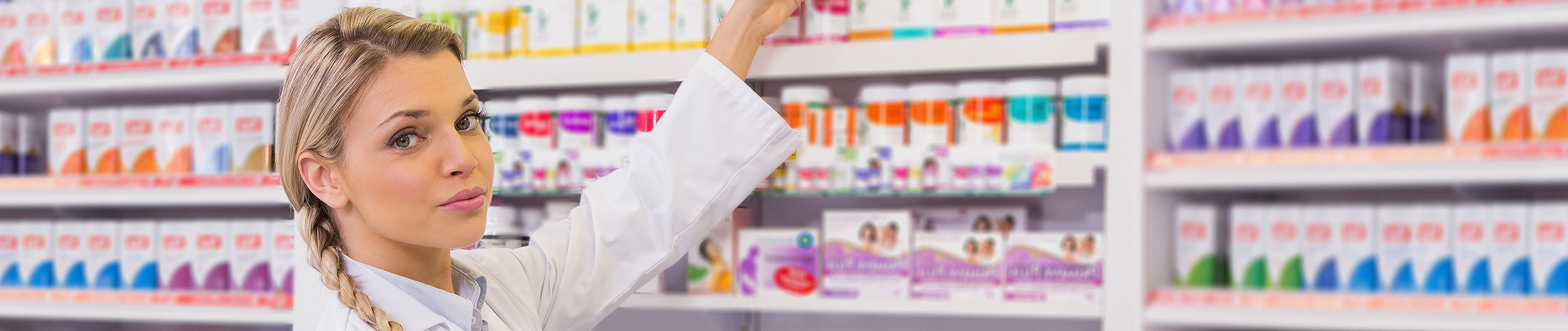 Das Bild zeigt eine Mitarbeiterin in einer Apotheke.