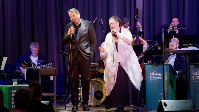 Am 10. April 2025 verwandelt die kelagBIGband zusammen mit den Sängern Chris Oliver und Francesca Viaro den Fuchspalast in St. Veit in eine Bühne für Legenden. / www.jakroutz.at Am 10. April 2025 verwandelt die kelagBIGband zusammen mit den Sängern Chris Oliver und Francesca Viaro den Fuchspalast in St. Veit in eine Bühne für Legenden.