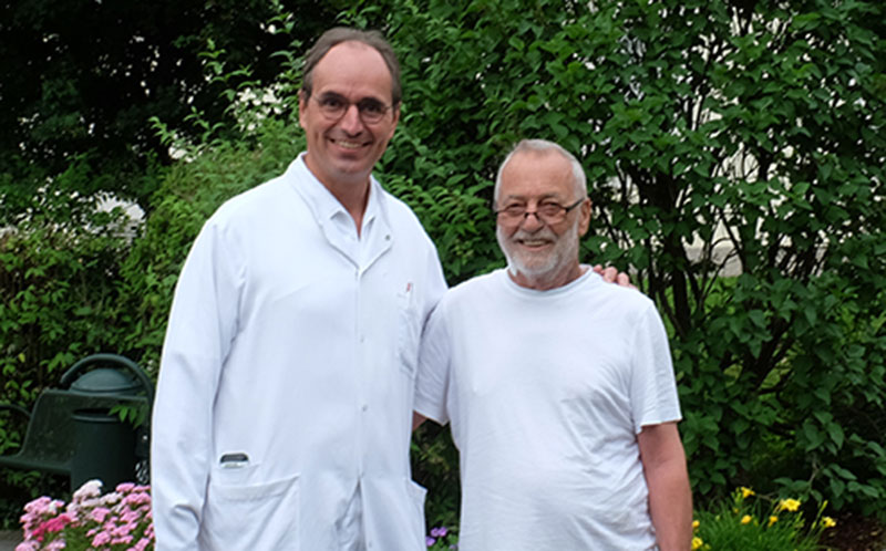 Hier sehen Sie im Bild Prof. Weiss und seinen Patienten