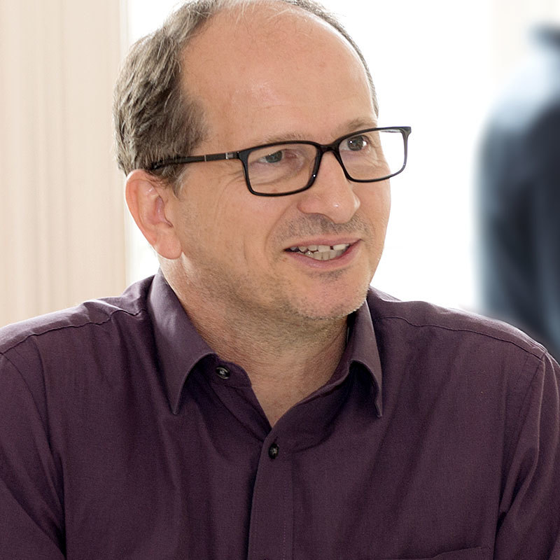 Das Bild zeigt einen Sozialarbeiter.