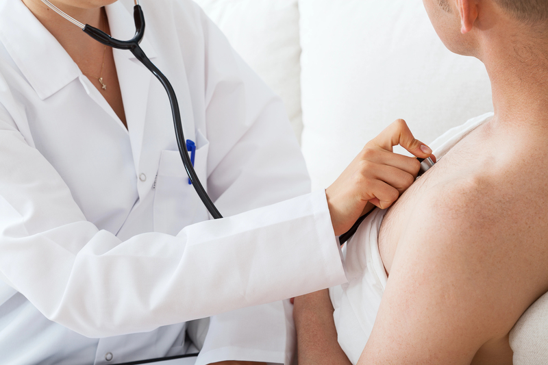 Insbesondere bei Patient:innen mit Vorerkrankungen und älteren, geschwächten Menschen gibt es ein erhöhtes Risiko für Komplikationen bei Lungenentzündungen.