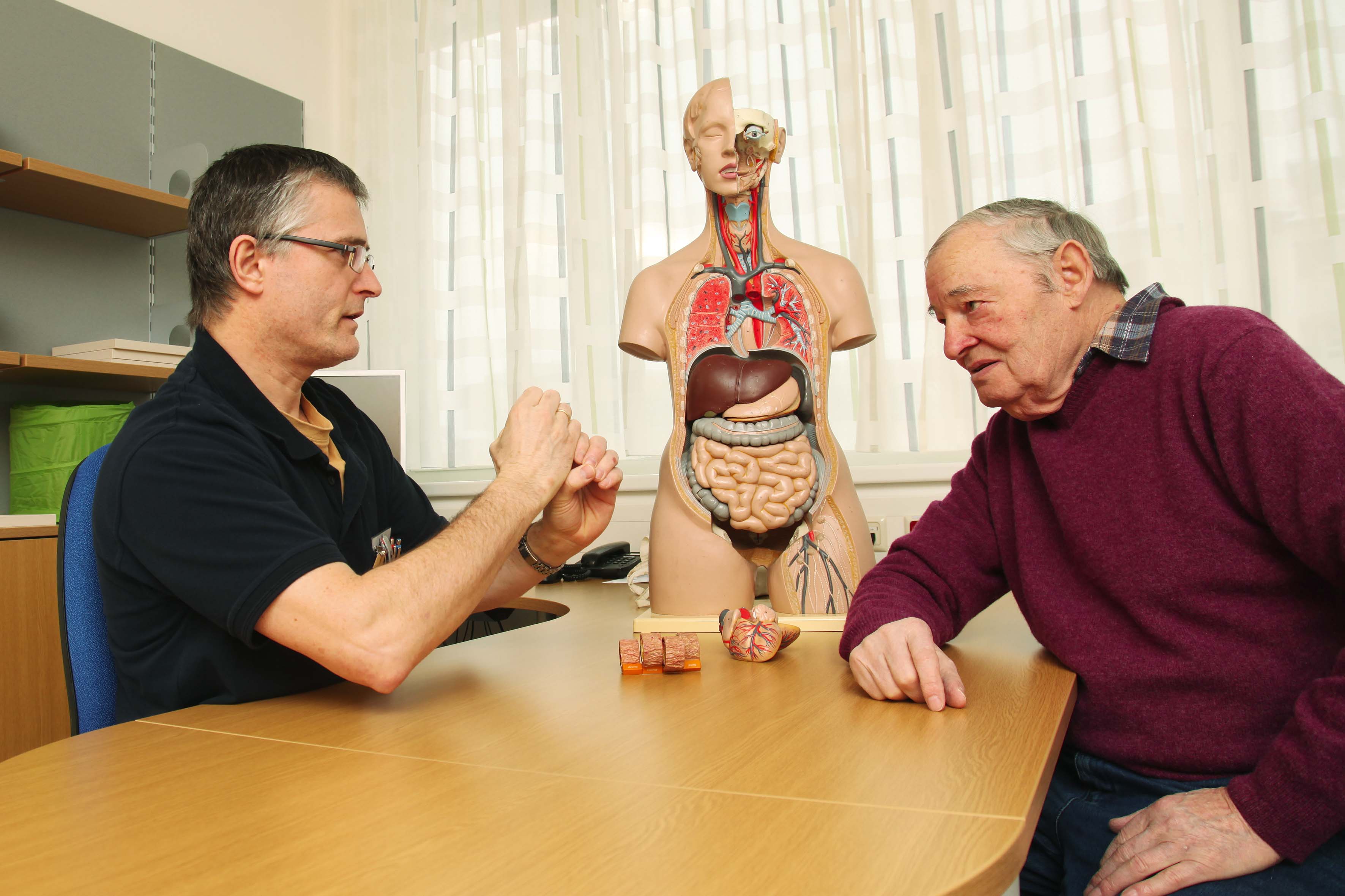 Arzt im Gespräch mit dem Patienten