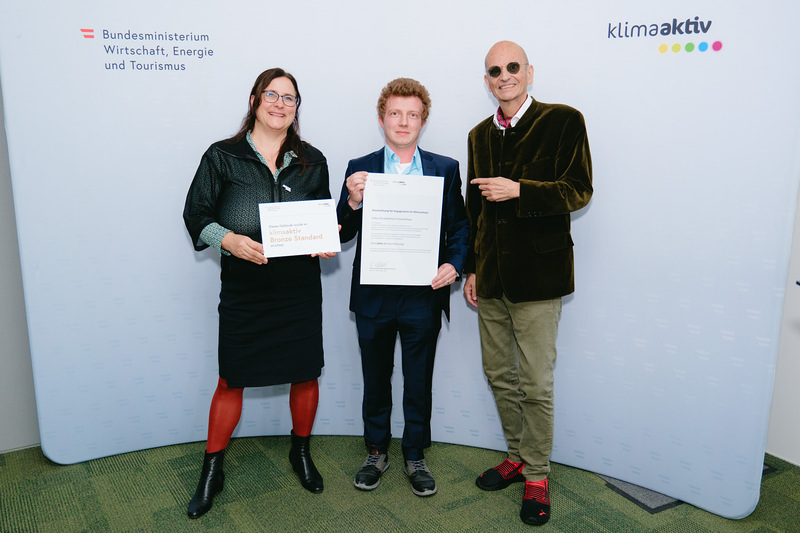 Die Planung des Zubaus zum Elisabethinen Krankenhaus in Klagenfurt erhielt die Auszeichnung klimaaktiv Silber. Im Bild: Gerbert Rammel und Peter Kusstatscher gemeinsam mit Katharina Kowalski (Wirtschaftsministerium)