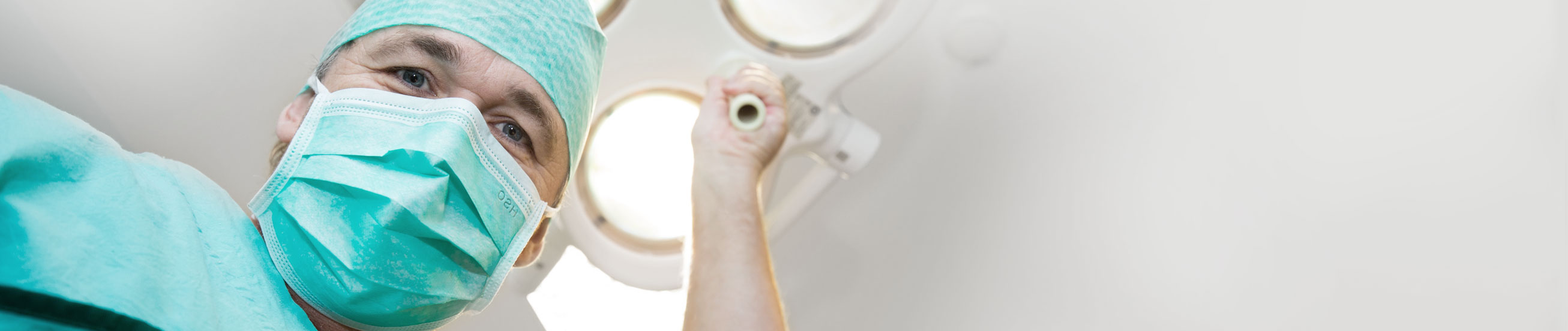 Das Bild zeigt einen Mitarbeiter im OP-Saal.