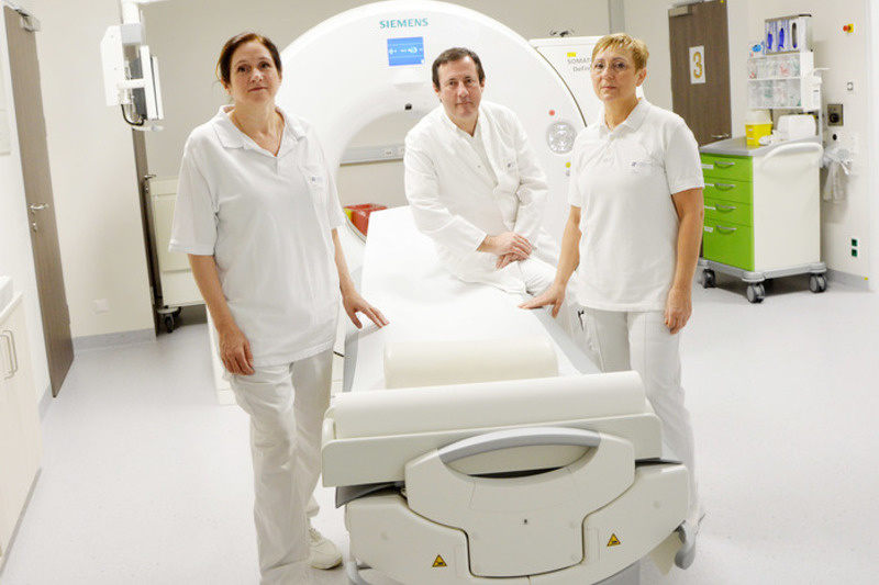 Radiologie-Team / Barmherzige Brüder Vom Netzwerk der radiologischen SpezialistInnen rund um EOÄ Dr. Cornelia Kolig-Nöth, Institutsvorstand Prim. Dr. Heinz Lackner, MSc und EOÄ Dr. Elvira Bajzat (rechts) profitieren die PatientInnen im Krankenhaus der Barmherzigen Brüder St. Veit und im