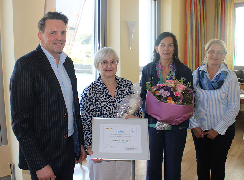 Das Bild zeigt die Ehrung von Anna Sattlecker, MSc DGKP für herausragende Arbeit in der Pflegeentwicklung der Barmherzigen Brüder Österreich.
