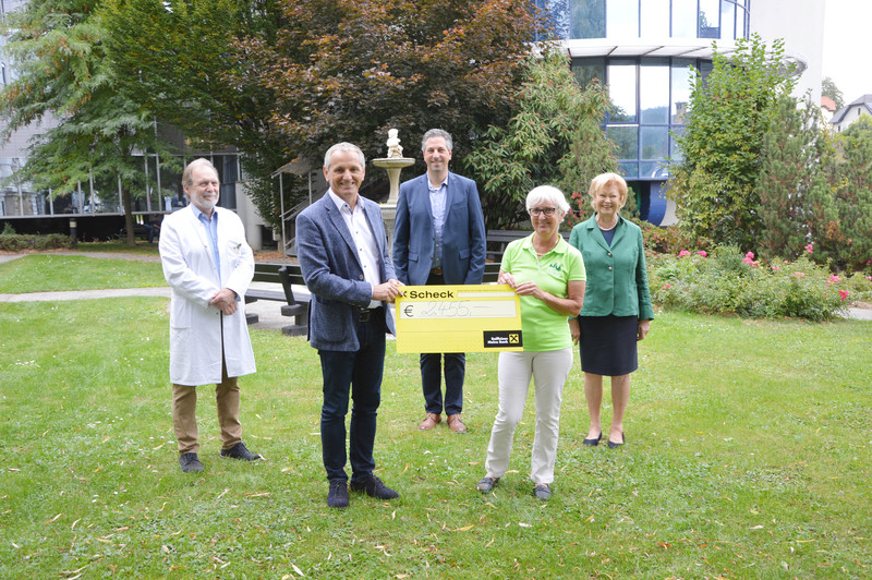Das Purpurrote-Charity-Golfturnier zugunsten des Förderkreises Onkologie St. Veit/Glan war ein voller Erfolg. Mit Stolz konnte Initatorin Isolde Pugganig dem Förderkreis mit Obmann Meinhard Aicher einen Spendenscheck in der Höhe von 2.455 Euro überge