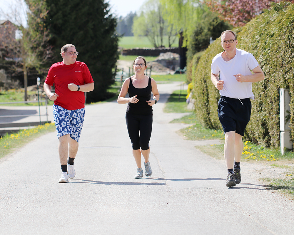 Gemeinsam Sport machen / Lebenswelt Schenkenfelden Eine Mitarbeiterin joggt mit 2 Bewohnern