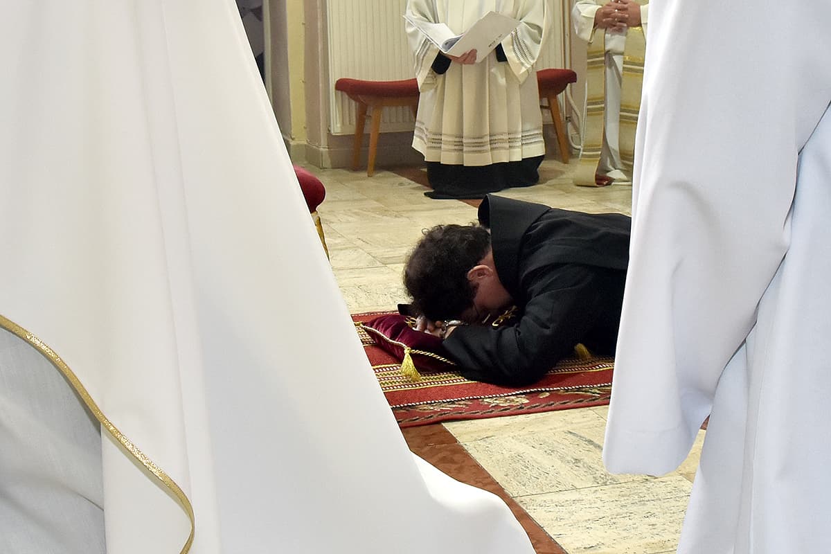 Das Bild zeigt Frater Philipp während der Ablegung der Profess.