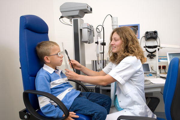 Junge Ärztin untersucht Buben