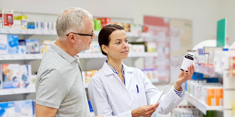 Eine Apothekerin berät einen Kunden.
