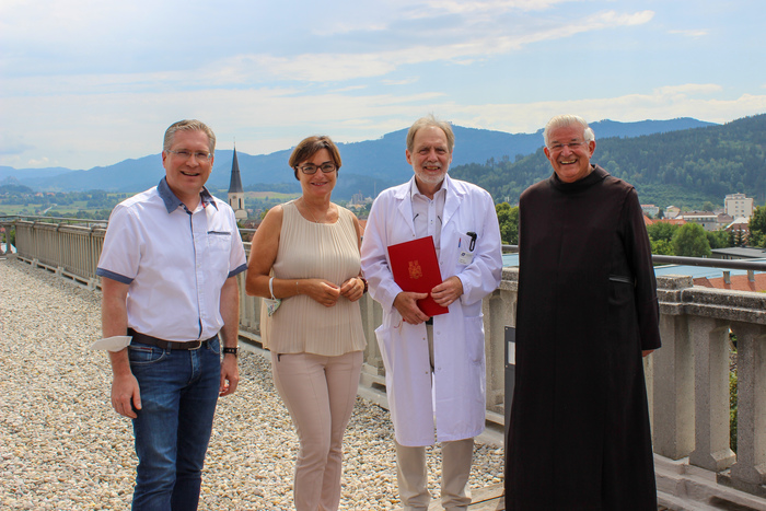 Hoher Besuch am letzten Arbeitstag: LH Stv.in und Gesundheitslandesrätin Dr.in Beate Prettner sowie St. Veits Bürgermeister Ing. Martin Kulmer und P. Prior Paulus Kohler, OH, statteten Prim. Dr. Franz Siebert an seinem letzten Arbeitstag einen Besuch