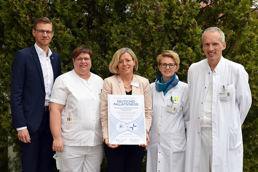 Direktor Robert Maurer,MSc, MBA; Stationleiterin DGKP Mathilde Weghofer, Auditorin Beate Wagner, Leiterin Stabstelle QM/RM Petra Maria Hauer und Abteilungsvorstand Prim. Univ.-Prof. Dr. Andreas Püspök bei der Zertifikatsübergabe.
