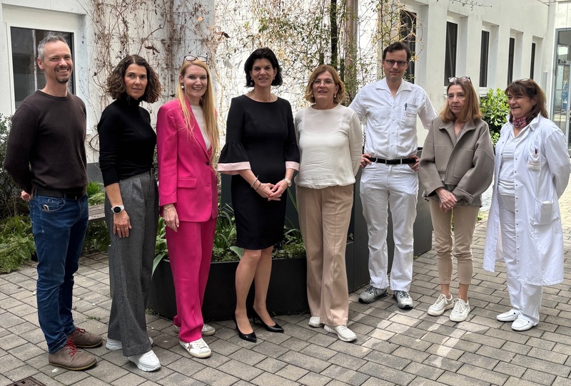 Foto © EKH Mitglieder der Opferschutzgruppe versammeln sich, um ihre Zusammenarbeit im Bereich Gewaltschutz und rechtliche Unterstützung für Betroffene zu stärken. Am Bild (v.l.n.r.): Mag. Daniel Weißenbrunner-Leutgeb, Bereichlsleitung IAA DGKP Petra