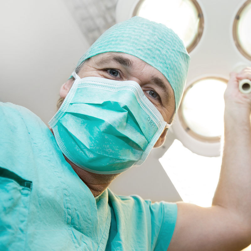 Das Bild zeigt einen Mitarbeiter aus dem Bereich der medizinischen Assistenzberufe.