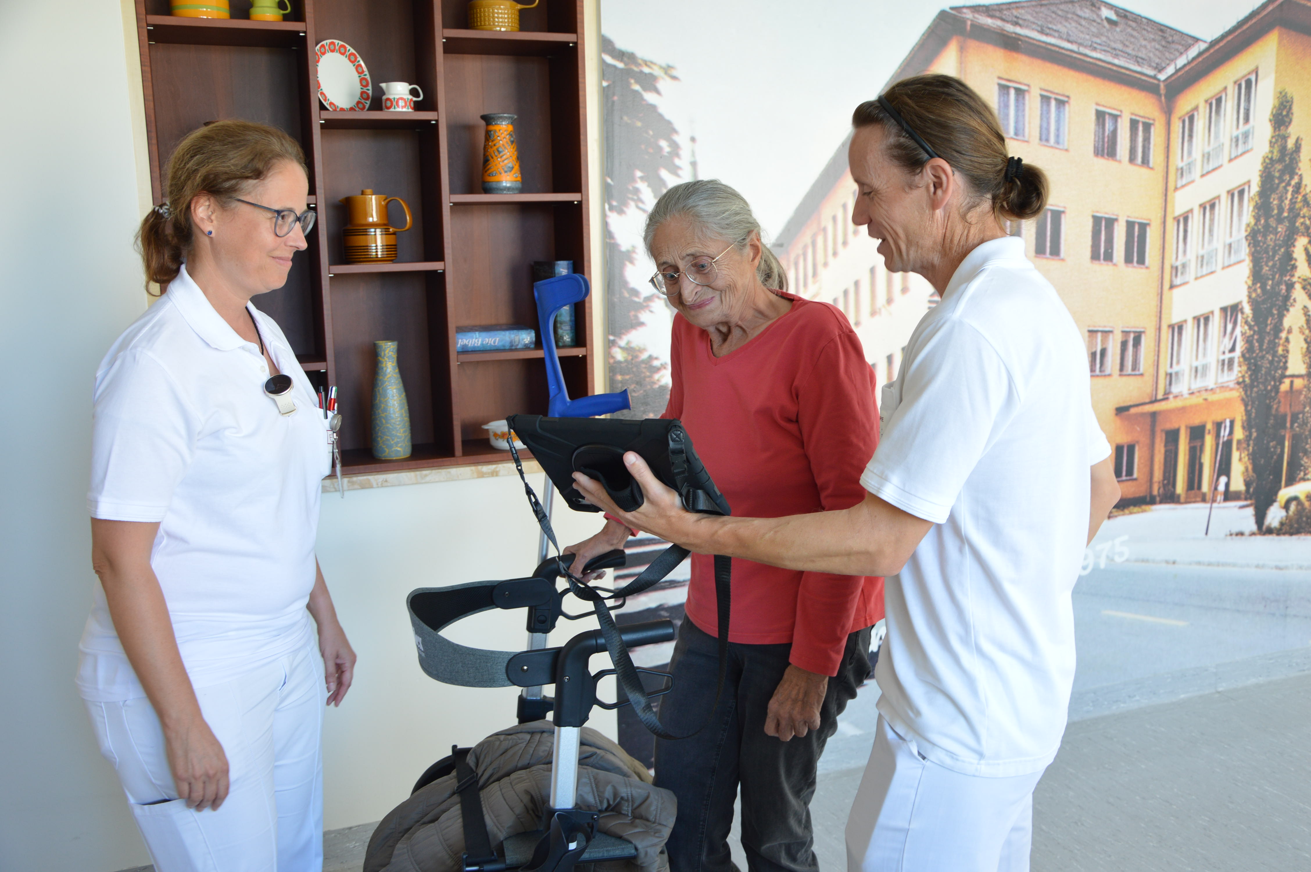 OÄ Dr. Patricia Walentiny (links) hat sich entschieden, am europaweiten Projekt RehAllianCE in Kooperation mit der Fachhochschule Kärnten teilzunehmen. Ziel ist es, die Entwicklung und Erprobung innovativer technischer Ansätze für die Rehabilitation 
