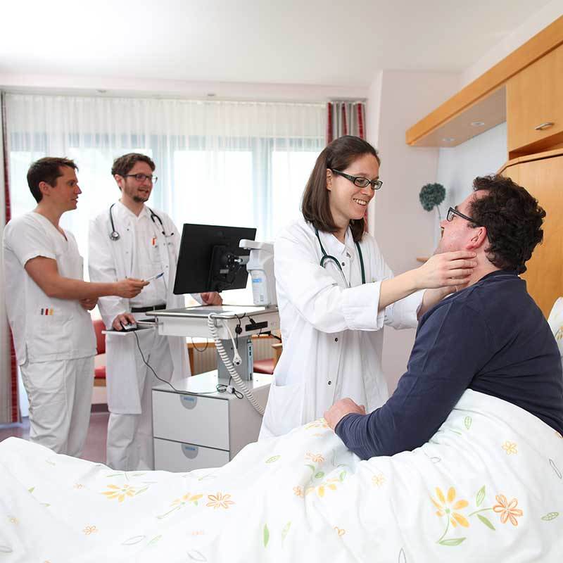 Ein Patient wird untersucht von einer Ärztin