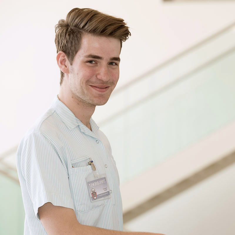 Das Bild zeigt einen Pflegefachassistenten bei den Barmherzigen Brüdern.