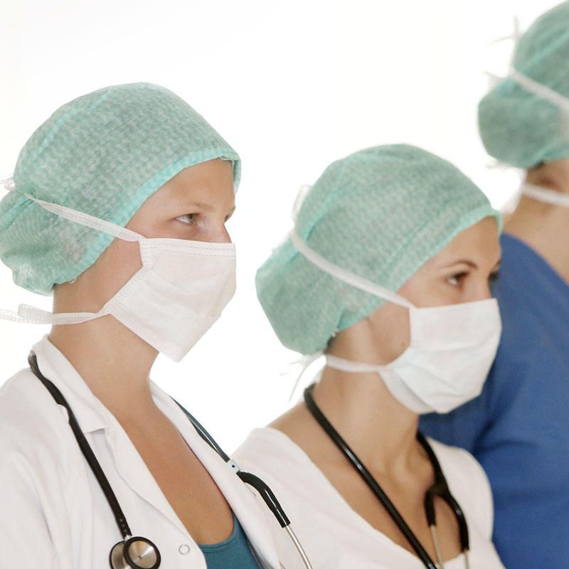Mitarbeiterinnen im Krankenhaus mit Mund-Nasen-Schutz
