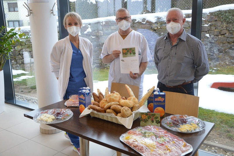 Frühstück-Übergabe im Café Granatapfel