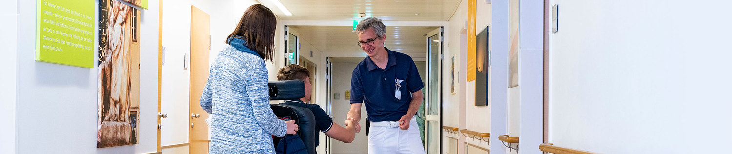 Ein Patient wird vom Arzt begrüßt.