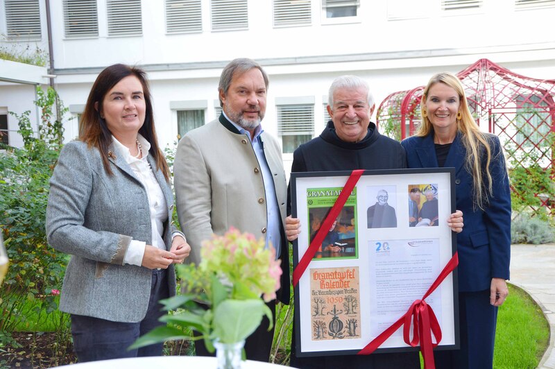 Am Bild von links nach rechts: Mag. Dr. Elke Haber, MBA, Kaufmännische Direktorin; Mag. Michael Steiner, MAS, Geschäftsführer; Fr. Paulus; und Pflegedirektorin Silvia Lueger, MSc.