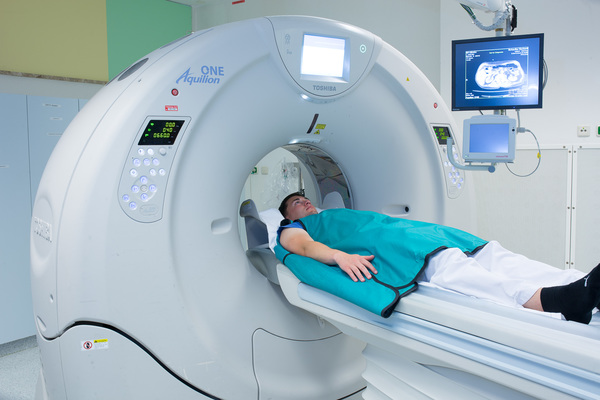 Das Bild zeigt einen Patienten während einer Magnetresonanztomographie.