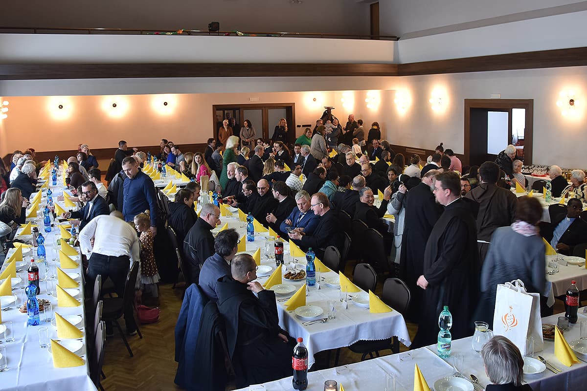 Das BIld zeigt die Feier nach der Profess.